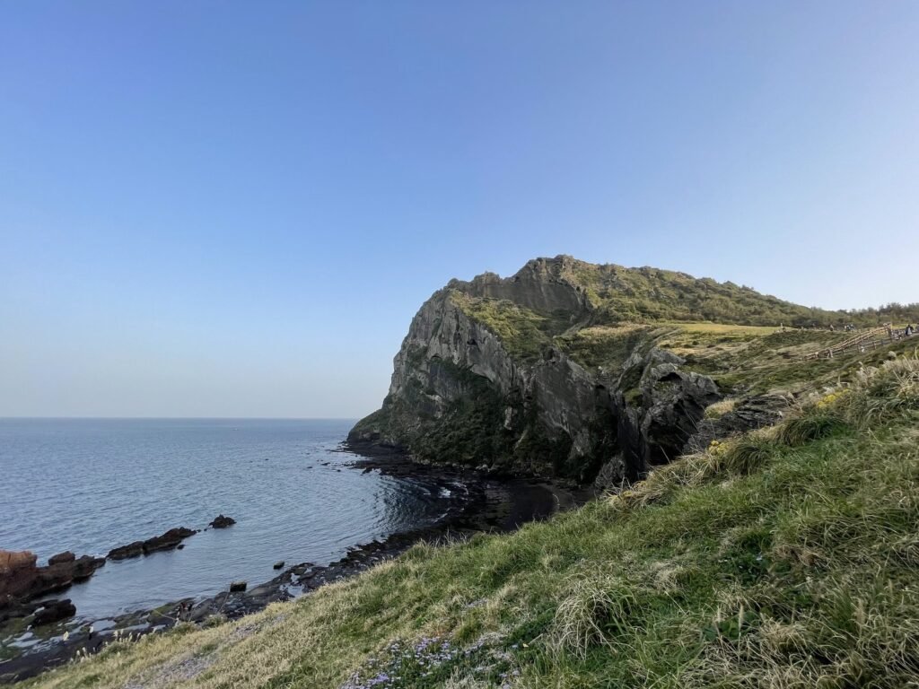 城山日出峰のふもとの海ぞいの崖