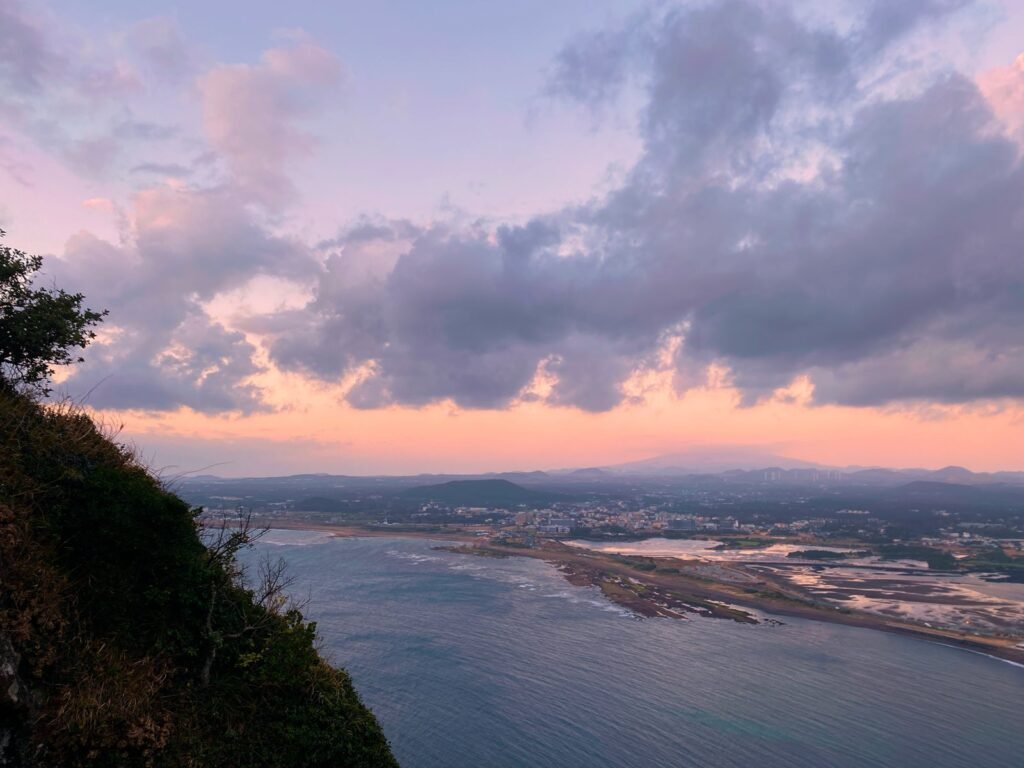 城山の高台から見た夕暮れの海と町