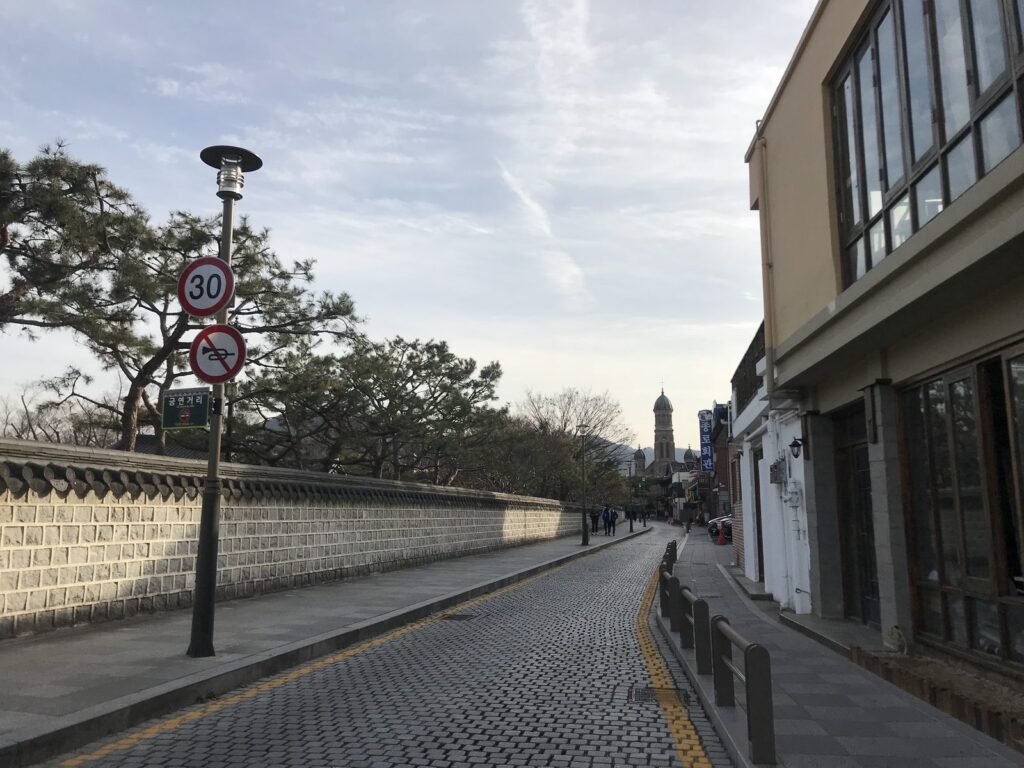 石の塀にそった太祖路の道