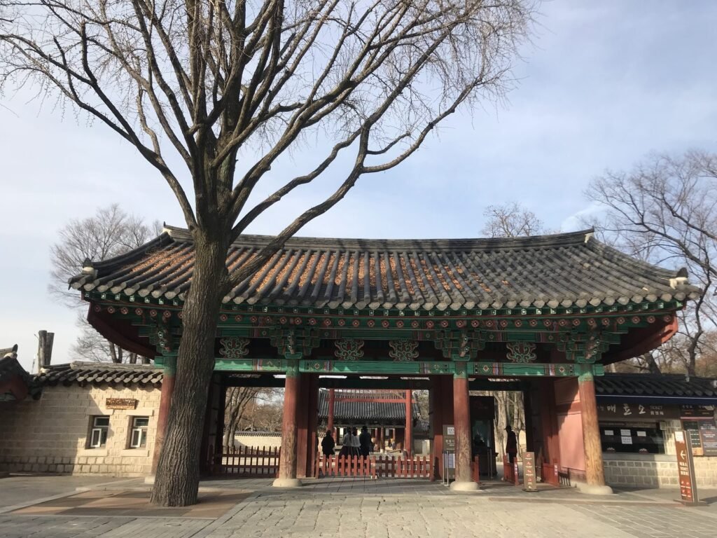 慶基殿の赤い門