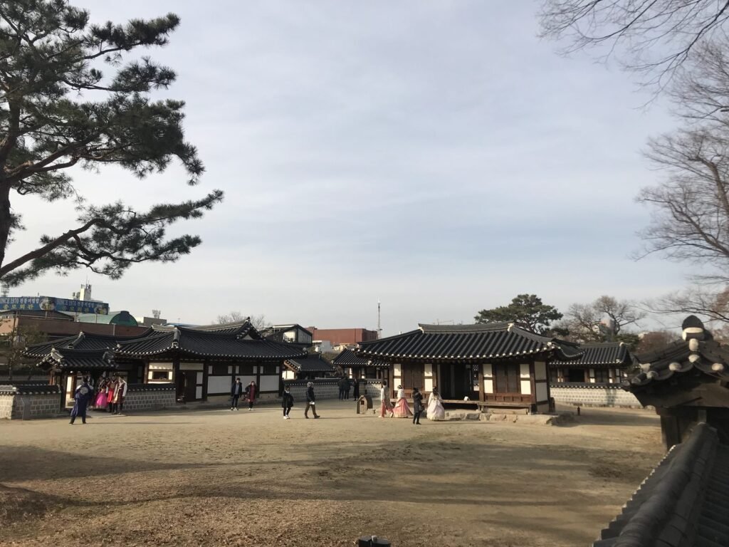 慶基殿の広い庭と建物