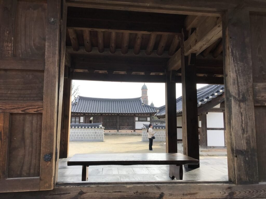 慶基殿の門の中から見た建物