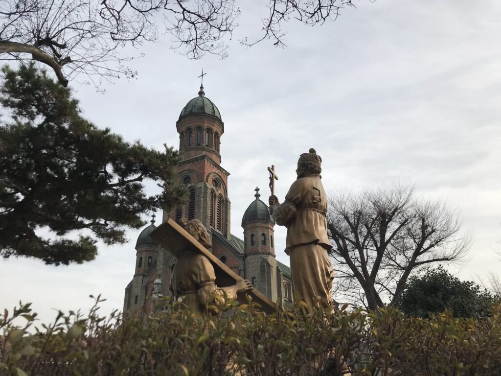 松の木と殿洞聖堂