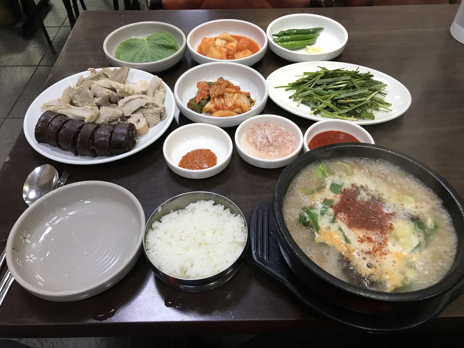 【全州・南部市場】1972年からつづく「ピスンデ」と名物コンナムルクッパ｜韓国人が通う市場の朝ごはん