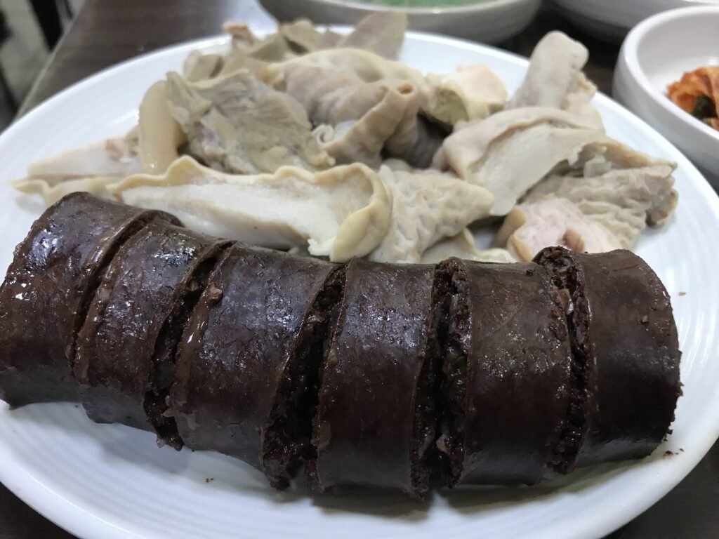 ピスンデ（黒いスンデ）とゆでたお肉