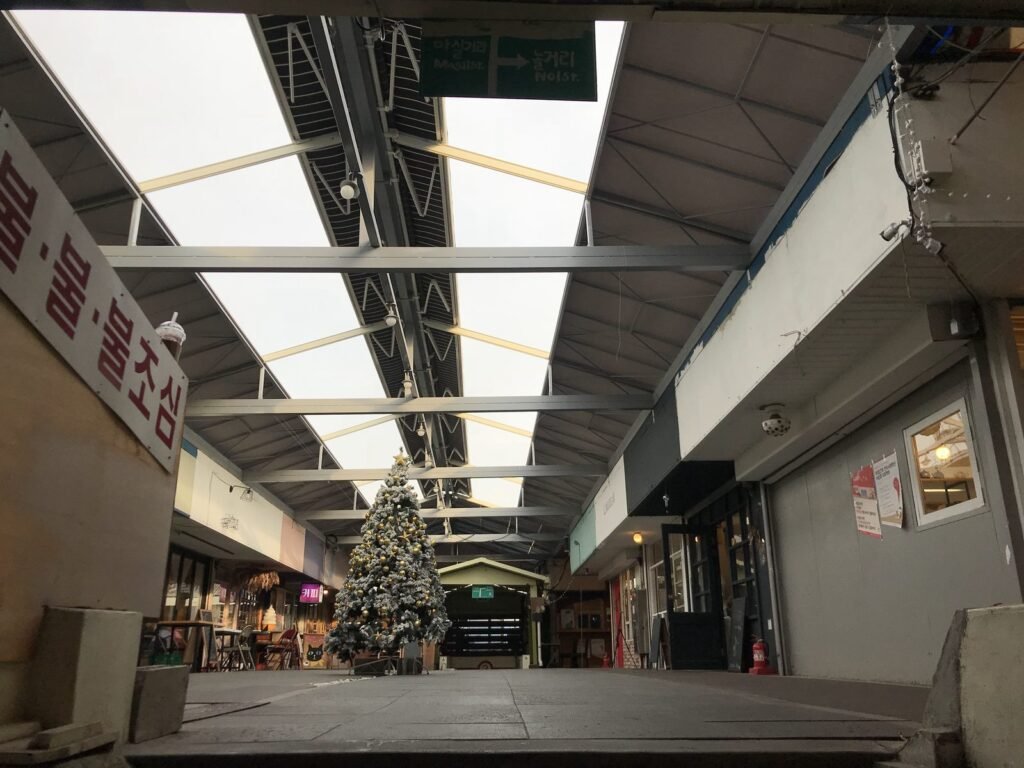 クリスマスツリーがある南部市場のアーケード