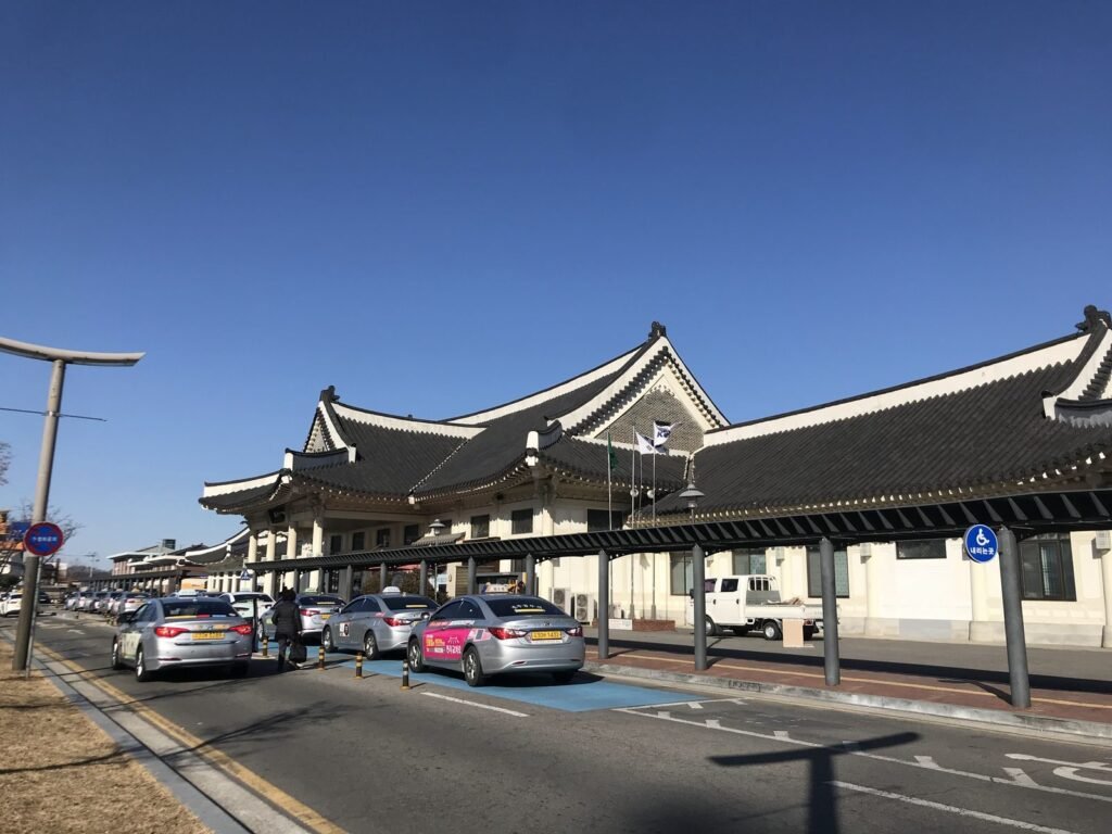 韓屋の屋根の全州駅