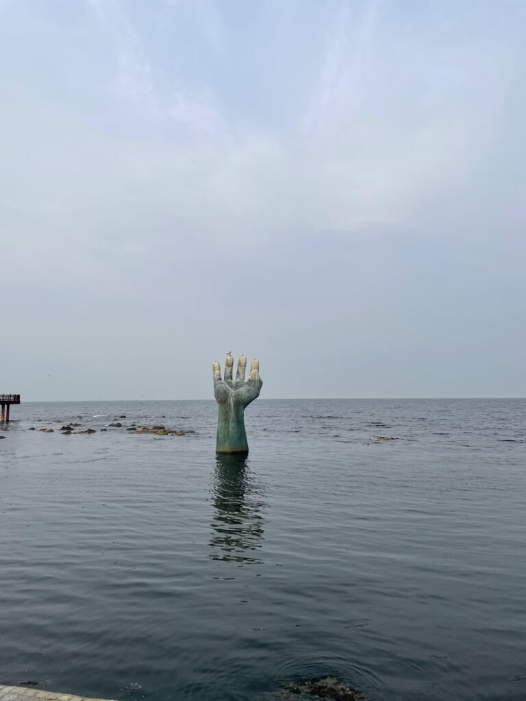 海から突き出た「相生の手」
