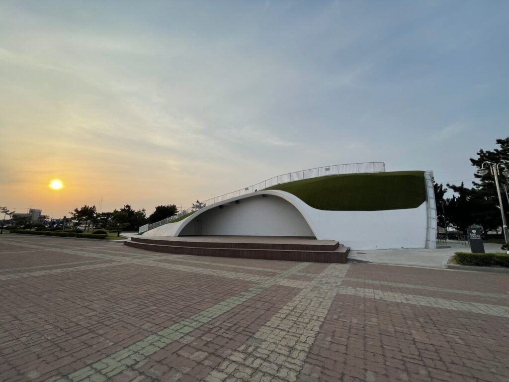 夕日と広場の建物