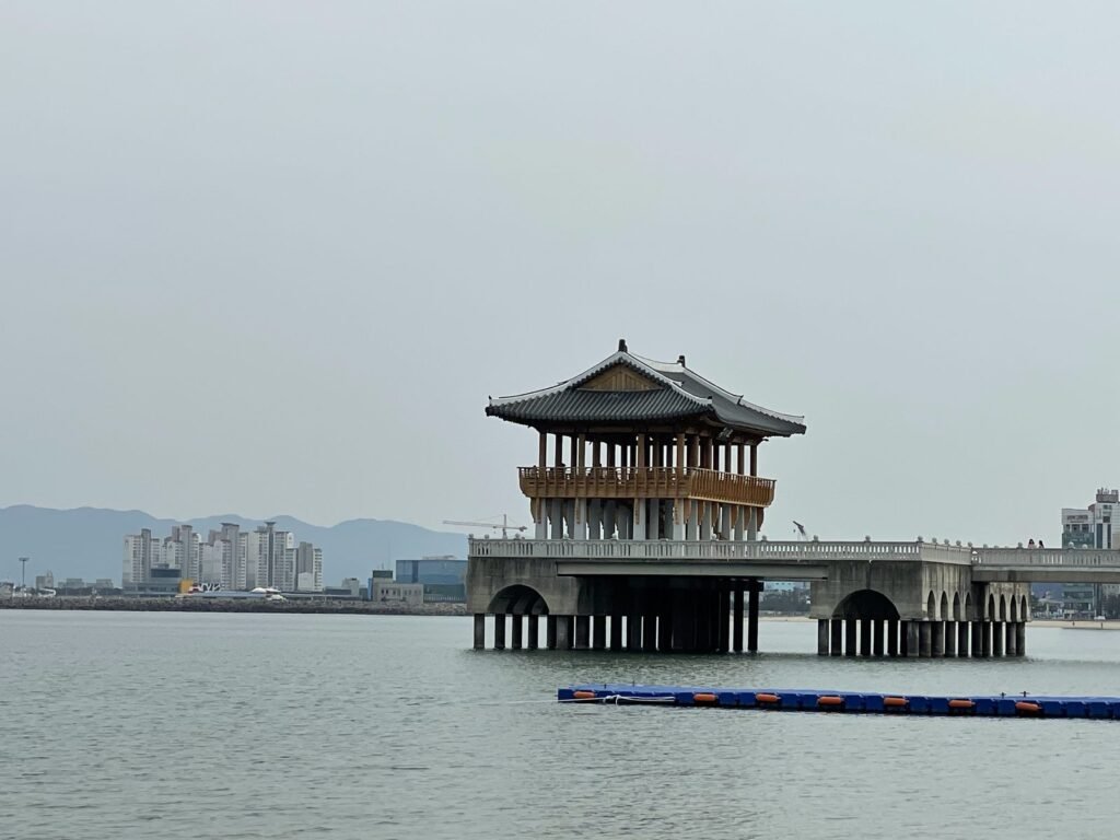 海の上に建つ迎日台
